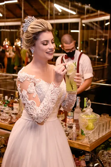 Noiva sendo servida com um drink personalizado no bar da New Cia