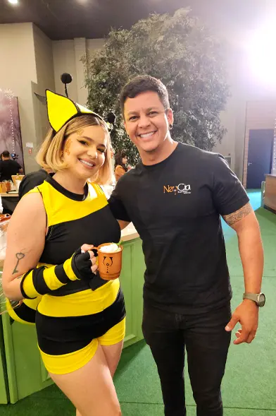 Convidados com drinks da New Cia em festa de aniversário