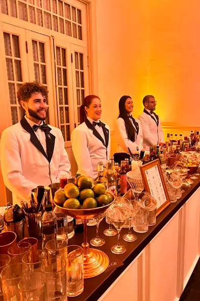 Bar profissional montado pela New Cia com bartenders uniformizados